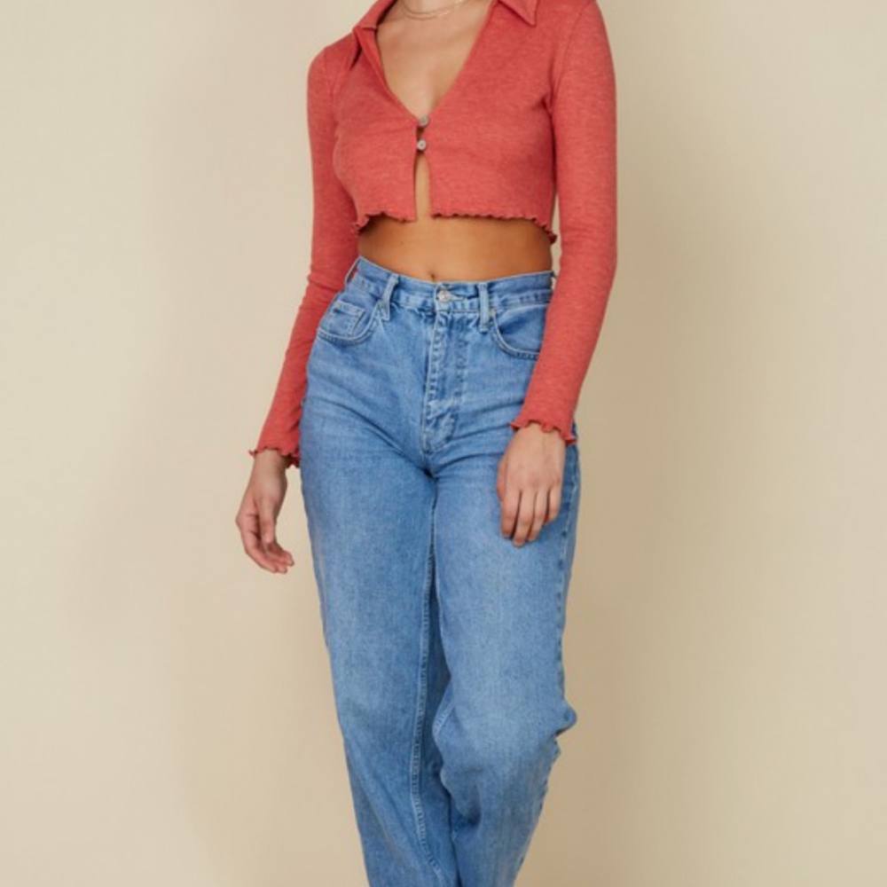 Red long sleeve crop top with button clasp - Picture 9 of 10